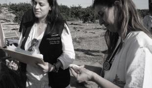 Iro Evlampidou médecin et coordinatrice de projet pour MSF (à droite) mène des séances de dépistage pour déceler les cas de paludisme parmi la population locale.