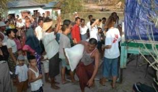 MSF distribue des biens de première nécessité.