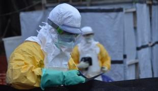 Des logisticiens réaménagent le centre de traitement Ebola de Donka en Guinée. Octobre 2014