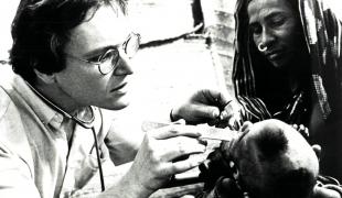 Ethiopie 1985. Sur la photo Dr. Rony Brauman président de MSF de 1982 à 1994.