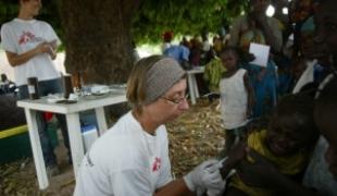 Tchad mars 2006. Les équipes MSF vaccinent des enfants contre la rougeole.