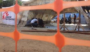 L'équipe MSF lors de l'agrandissement du centre de traitement de l'Ebola dans l'hôpital Donkade Conakry en Guinée le 6 avril 2014.