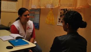 Brenda psychologue MSF travaille quotidiennement au centre de santé publique pour prendre en charge des victimes de violence sexuelle.