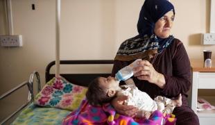 Une grand-mère tient son petit-fils dans ses bras à l'hôpital Elias Hraoui de Zahlé, dans lequel les équipes de Médecins Sans Frontières gère un service de soins pédiatriques. Liban. 2018.