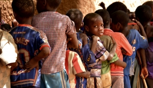 Des enfants attendent d'être vaccinés contre la méningite dans un centre établi dans leur village par MSF et le ministère de la Santé. Plus de 33 500 personnes de 2 à 29 ans ont été vaccinées pendant cette campagne.