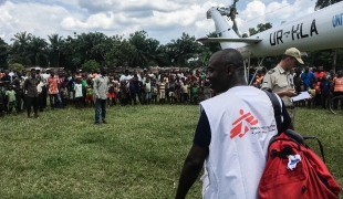 Des logisticiens de MSF arrivent en hélicoptère dans une zone reculée d'Itipo, en RDC.