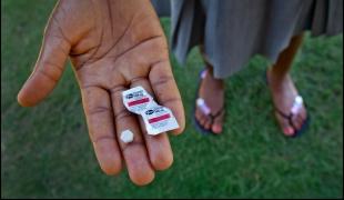 Une pilule abortive. Dans de nombreux pays les avortements auto-infligés ou pratiqués par des personnes sans formation adéquate sont de plus en plus répandus en partie à cause de lois interdisant la procédure et d'obstacles économiques empêchant l'accès à des services de santé appropriés