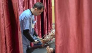 Nos équipes travaillent avec d'autres prestataires de santé afin de soigner les milliers de personnes blessées par balle par l'armée israélienne pendant les manifestations près de la barrière de sécurité séparant Israël de l'enclave. Les blessures sont complexes et graves, et nécessitent des traitements longs et variés. Aujourd'hui, les capacités pour réaliser des chirurgies reconstructives et soigner les infections sont insuffisantes, laissant des centaines de patients dans le besoin.  ©Simon Rolin