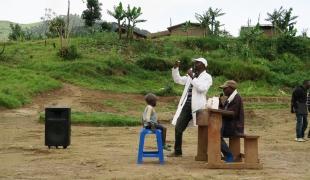 Des membres d'une troupe locale jouent une pièce de théâtre pour informer les populations sur la prévention et les soins relatifs aux maladies infectieuses. 2019. République démocratique du Congo.