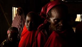 Une mère et sa fille dans le camp de personnes déplacées de la ville d'Anka. Nigeria. 2019.