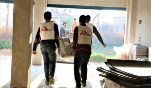 Les équipes MSF chargent le matériel pour la distribution dans le camp de Deir Hassan. Mars 2020. Syrie. 