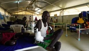 Un jeune homme de 29 ans qui a bénéficié d'un traitement chirurgical à la clinique MSF de Bentiu. Soudan du Sud. 2020.