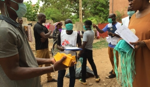 Les équipes de MSF distribuent des masques lavables et du savon à des familles de Bamako, et mènent des activités de sensibilisation aux gestes barrières pour se protéger du Coronavirus.