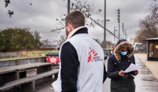Un membre des équipes MSF lors d'une clinique mobile organisée à Paris en janvier 2021.