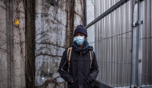 Seco Jallow est un migrant sans-abri vivant dans les rues de Paris et dormant sous un pont. Il est venu se faire soigner dans l’une des cliniques mobiles de MSF qui ont été mises en place lors de la deuxième vague de la pandémie de Covid-19 à Paris. 2021.