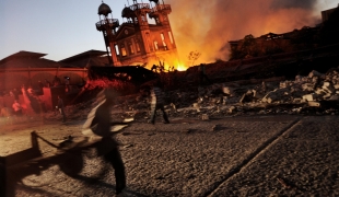 Le 12 janvier 2010, un séisme dévastateur en Haïti fait  près de 222 000 morts et 1,5 million de sans-abris selon les chiffres officiels. Malgré leur mobilisation immédiate, les équipes médicales sur place font face à la destruction de la quasi-totalité du système de santé. Port-au-Prince, la capitale du pays, est partiellement détruite et la capacité de réponse de l'État haïtien est gravement affectée. Enfin, l’existence d’une seule et unique voie d’accès aérienne, l’aéroport de Port-au-Prince, crée des di