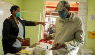 Un patient atteint de tuberculose multirésistante se rend à la clinique locale de Kuyasa, soutenue par MSF (Khayelitsha, Afrique du Sud) afin d'être suivi et de recevoir un traitement.