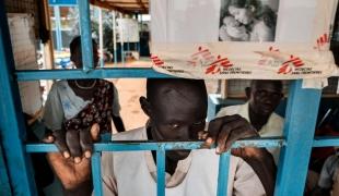 Un gardien à l'hôpital d'Aweil dans lequel les équipes MSF travaillent.