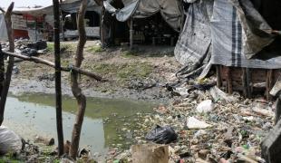 Un dépotoir dans une rue du camp de Bentiu. 