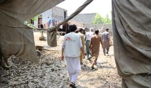 Des membres des équipes MSF conduisent une évaluation sanitaire dans le village de Miaonlay. Pakistan. 2022. 