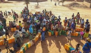 Une distribution d'eau par les équipes MSF à Djbo, en 2019. Burkina Faso.