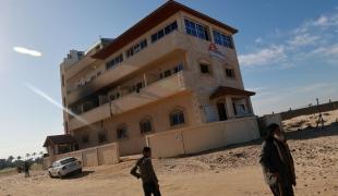 Dans la nuit du 20 au 21 février 2024, les forces israéliennes ont mené une opération à Al Mawasi, Khan Younis, Gaza, où un abri abritant le personnel de MSF et leurs familles a été bombardé.