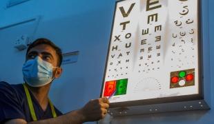 L'infirmier Asif Mehmood teste la vue de Rihana, une patiente participant à l'essai clinique endTB-Q au sein d'un centre médical financé par l'Interactive Research and Development (IRD) à Kotri, au sud du Pakistan. L'essai vise à tester un traitement court sur une forme de tuberculose multirésistante difficile à soigner. 
