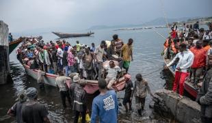 Personnes arrivant au port de Kituku à Goma. Elles fuient les combats en cours dans le Nord et le Sud-Kivu.