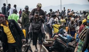Des personnes arrivent au port de Kituku à Goma. Ils fuient les combats en cours dans le Nord et le Sud-Kivu.