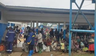 Afflux de personnes déplacées par les combats à l'Hôpital Général de Référence de Masisi, soutenu par MSF. 
