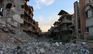Destructions dans la ville de Deir ez-Zor, le 26 mai 2025. Comme une grande partie de la Syrie, Deir ez-Zor a subi d'énormes destructions au cours de plus d'une décennie de conflit armé. On estime que 60 à 80 % de la ville est encore détruite à ce jour.