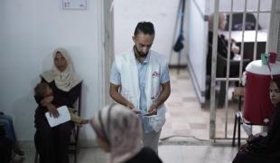 Un membre du personnel de MSF gère l'admission des patients à la clinique MSF de Gaza City, Gaza, juin 2025.