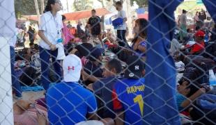 Les équipes de promotion de la santé sont essentielles pour tisser des liens avec la communauté migrante. On aperçoit ici un travailleur social de MSF à Huixtla, dans l'État du Chiapas, lors d'une halte pour des personnes voyageant dans une caravane de migrants.
