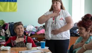 Nataliia Seleznova, promotrice de santé pour MSF, anime un exercice de respiration à la fin d'un atelier créatif à Kherson.