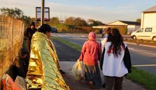Les membres du personnel de MSF apportent leur aide aux survivants de naufrages ou de tentatives échouées de traversée de la Manche pour rejoindre l'Angleterre.