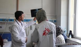 Sorya Rashid et Ahmad Reshad, une équipe de médecins de MSF, analysent le rapport d'Umar, âgé de quatre ans, admis à l'unité de soins intensifs pédiatriques de l'hôpital régional Abo Ali Sina, à Mazâr-e Charîf, en Afghanistan.