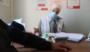 Une infirmière de MSF avec un patient à la clinique MSF d'Al Majaz, au sud de la Cisjordanie, en Palestine.