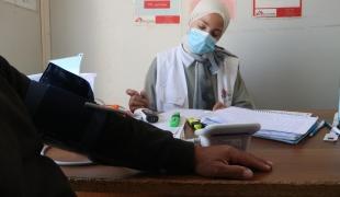 Une infirmière de MSF avec un patient à la clinique MSF d'Al Majaz, au sud de la Cisjordanie, en Palestine.
