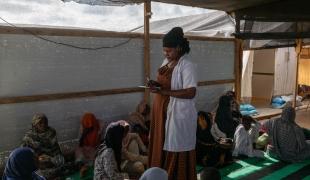 Une aide-soignante exerce dans une clinique de terrain MSF à Adré. 