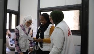 Marion, responsable des activités de santé mentale chez MSF, dans le centre de soins de santé primaires de Daraya, accompagnée de Ranin, assistante sociale et Sidra, intervenante en santé mentale.
