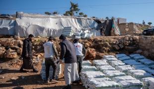 Une équipe de MSF distribue du matériel de chauffage aux personnes déplacées dans les camps du gouvernorat d'Idlib