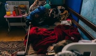 Kateryna et son fils Damir dans un refuge de Dnipro