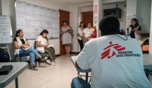 Le personnel de MSF tient une réunion d'équipe à la clinique de San Pedro Sula.