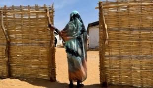 Aisha*, 35 ans, a été déplacée à plusieurs reprises en raison du conflit au Darfour du Nord. En 2025, alors qu’elle fuyait vers El Fasher avec ses enfants, elle a été victime de violences sexuelles et a découvert par la suite qu’elle était enceinte.