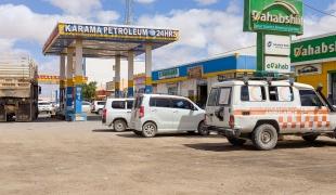Une ambulance appartenant à l'hôpital régional de Mudug est garée à la station-service de Galkayo, dans la région de Mudug.