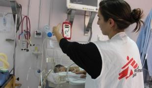 Abdullah pesait 2 4kg à sa naissance. Il a pris du poids lors de son séjour à l'unité néonatale de l'hôpital MSF d'Irbid spécialisé dans les soins de santé maternelle et infantile.