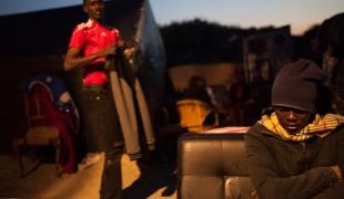 Des réfugiés dans la Jungle de Calais dans le nord de la France.