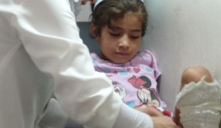 Clinique de soins post opératoires de Gaza ville pansements sur petite fille brûlée