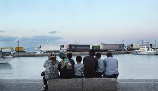 Une famille de migrants afghans sur le port de Kos en Grèce. Juin 2015