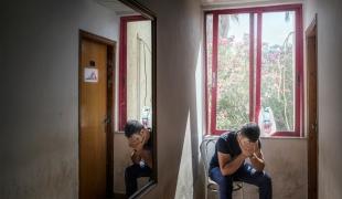 Un réfugié syrien attend son tour pour une consultation MSF dans l'hôtel "Captain Elias". Juin 2015